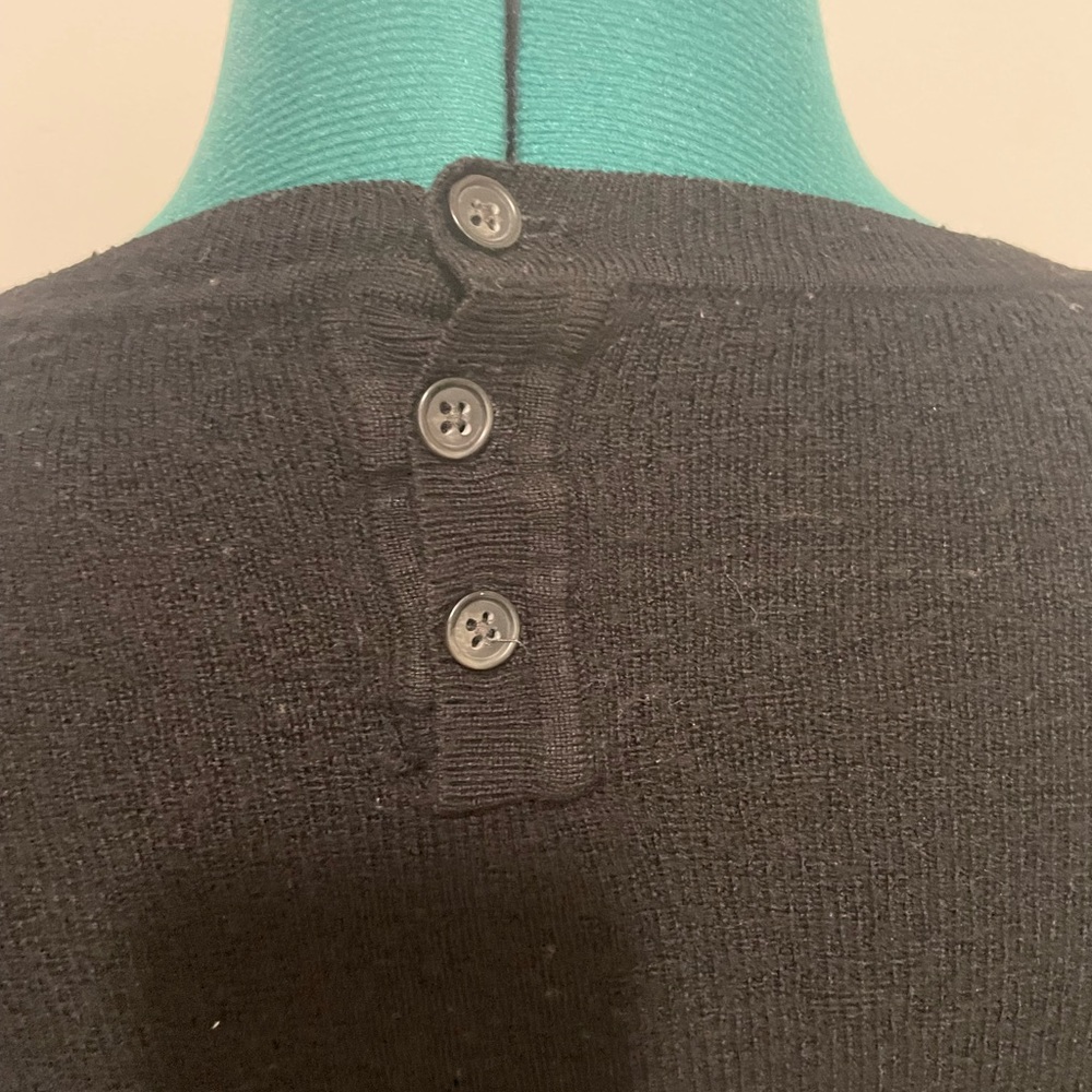 Banana Republic long sleeve v-neck black sweater - Picture 5 of 10
